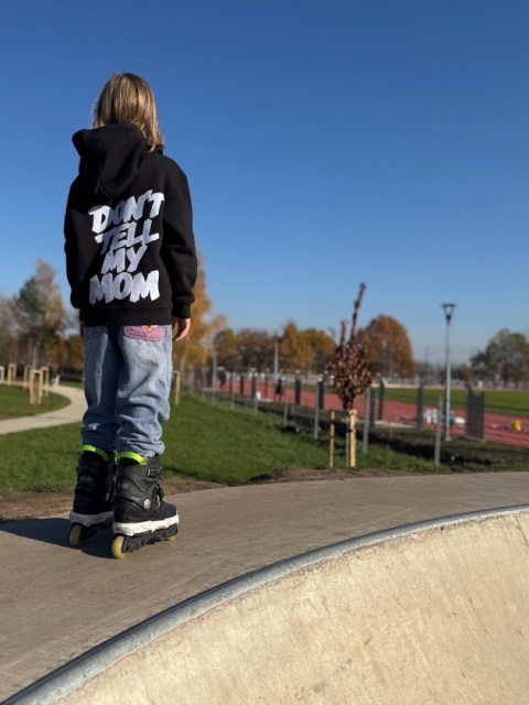 Bluza dziecięca z kapturem Don’t Tell My Mom – dla dzieci z dużą energią (czarna)