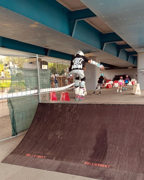 Koszulka dziecięca Don’t Tell My Mum – skate styl miejski (biała)