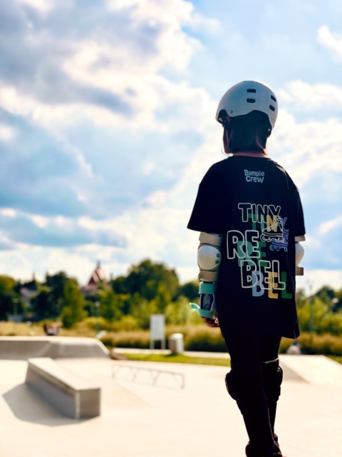 Koszulka dziecięca Tiny Rebel – skate styl dla dzieci (biała)