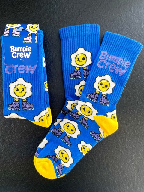 niebieskie skarpetki jajko na rolkach