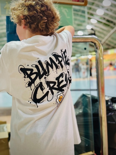 T-shirt streetwear dla młodzierzy Bumpie Crew Graffiti – miejski styl młodzierzowy (biały)
